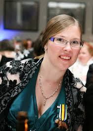 Öffen presenterar... Karolina! Varför valde du att gå med i Öffen styssen?  På första gulissitzen (år 2009) kände jag mig varmt välkommen till Öffens  björngäng. Den gulissitzen är bland de bästa sitzarna