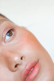 How To Fake Sun Exposure With Bronzer Blush And Fake Freckles Sunkissed Makeup Summer Glow Makeup Beauty Hacks