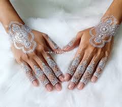 100 gambar henna tangan yang cantik dan simple beserta henna tangan tentu kamu tidak asing lagi dengan seni mehndi atau mehendi yaitu seni yang menggunakan henna atau inai atau daun pacar ada banyak seni yang dihasilkan dari henna seperti henna tangan atau inai tangan henna. 30 Henna Tangan Simple Inspirasi Corak Inai Tangan Menarik