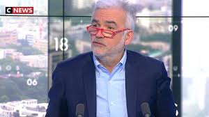 Portrait d'un anar convaincu que le «monde d'avant» était mieux. Pascal Praud Cree Encore Et Toujours La Polemique En Evoquant Le Psg