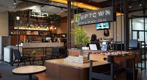 Letakkan meja kerja di dekat jendela. Catat 16 Cara Membuat Ruang Kerja Kantor Nyaman