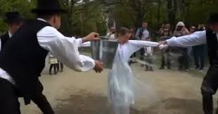 صور ومناظر البوم صور رياضة دنيا ودين كوكتيل الصحة والمنزل. Ø±Ø´ ÙØªÙŠØ§Øª Ø§Ù„Ù…Ø¬Ø± Ø¨Ø§Ù„Ù…ÙŠØ§Ù‡ Ù„Ø²ÙŠØ§Ø¯Ø© Ø®ØµÙˆØ¨ØªÙ‡Ù† ÙÙŠØ¯ÙŠÙˆ Ø§Ù„ÙŠÙˆÙ… Ø§Ù„Ø³Ø§Ø¨Ø¹