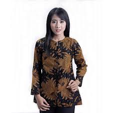 Atasannya berupa batik parang swastika dengan desain khusus bagi wanita, sehingga mampu menunjukkan karakter seorang perempuan yang kuat. 23 Inspirasi Model Pakaian Kerja Wanita Motif Batik