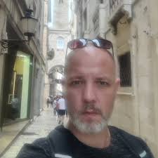 Stealth Fighter Face-Off: Su-75 "Checkmate" vs. F-22 Raptor! A top-down  size comparison of Russia's Su-75 "Checkmate" and America's F-22 Raptor. 🔹  Su-75 Checkmate 📏 Length: ~18.8 m 📏 Wingspan: ~12.8 m 🔹