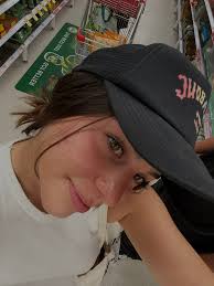 Hello guys, My name is Andrea, I am 20 years old. I am Italian and I am  currently studying at the University of Bologna Political and International  Sciences. **I offer you the