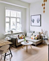 Konsep lesehan khas nusantara yang mengedepankan tradisi kekeluargaan yang kuat bisa kamu adopsi sebagai inspirasi desain interior rumah. 10 Desain Ruang Tamu Mungil Cocok Buat Keluarga Muda Di Rumah Masa Depanmu Nanti Yukepo Com