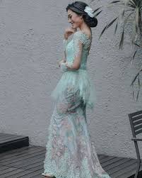 Dress brokat putih vintage ini cocok digunakan untuk berbagai acara, termasuk acara pesta formal. 10 Model Kebaya Untuk Orang Kurus Terkini