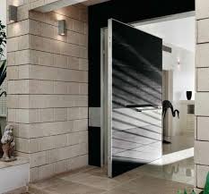 Porte D Entree Pivotante Et Elegante En 31 Idees Design De Porte Moderne Door Portes
