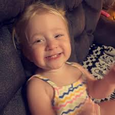 Ava Ann Marie Tabor, de 2 anos, de Queen, Arkansas, faleceu no dia 4 de março de 2025, devido aos ferimentos sofridos após uma violenta sova. Nascida a 28 de novembro de 2022, Ava era uma mulher alegre
