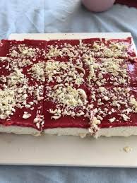 Der boden besteht aus in milch getränkten löffelbiskuits, dadrauf folgt eine leckere creme und eine erdbeerschicht darf an einen spaghetti eis kuchen natürlich nicht fehlen. Spaghetti Eis Mit Erdbeerpurree Und Weisser Schokolade Beates Backschatze