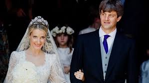 Ernst August Jr Von Hannover Und Seine Frau Ekaterina Von Hannover Verlassen Nach Ihrer Kirchlichen Trauung Die M Royal Brides Floral Tiara Celebrity Weddings