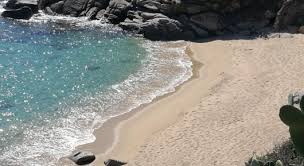Gli appartamenti pagni sono piccole casette inserite nel verde con ingresso e terrazza totalmente indipendente a picco sul mare presso la spiaggia di sabbia e scogli di morcone, località rinomata per la sua felice posizione lungo la. La Tua Casa Sul Mare Localita Cavoli