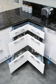 Geht Die Kuche Ubers Eck Mussen Fur Den Schrank Gute Losungen Gefunden Werden Um Stauraum Nicht Zu Verlie Schrank Kuche Eckschrank Kuche Vorratsschrank Kuche