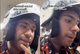 Il video del rider sotto il diluvio: "Scusate se il panino arriva freddo".  I commenti: "Esci lo stesso"
