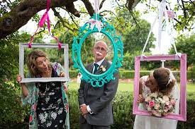 7 Cornici Per Photo Booth Low Cost E Fai Da Te Cornici Matrimonio Intrattenimento Matrimonio Giochi Di Nozze