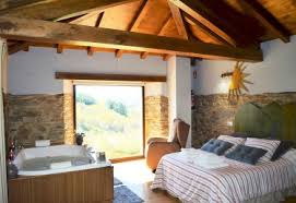 Situado en plena campiña asturiana, y junto a la provincia de lugo, estas casas están equipadas con cocina y todo lo necesario para tu escapada romántica. 64 Casas Rurales Con Jacuzzi En Asturias Casasrurales Net