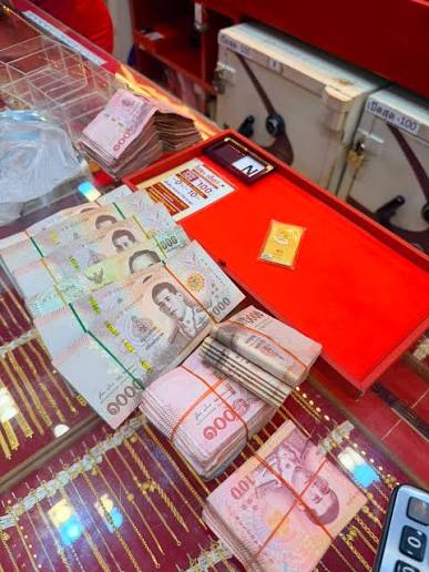 ประเด็นคือน้องบอกว่ากองนี้ไม่ถึง 700,000 กูว่ากูนับแยกให้ชัดเจนเลยนะ  เพราะเรื่องเงินกูนี่เป๊ะมาก  อย่าให้รู้ว่าไปนับขาดเจ้าอื่นแล้วเอามารวมกับของกู ต่อให้ไม่เต็ม 700,000  จริง กูอยู่ตรงนั้นก็พร้อมเติมอยู่แล้ว คำถามคือ ปล่อยทองออกมาให้กูได้ยังไง ?