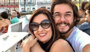 Fátima Bernardes chama o namorado, Túlio, de William durante live; assista 