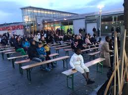Pyrande gängkonflikter i invandrardominerade och utsatta området hjällbo i göteborg exploderade på fredagskvällen i fullskaligt upplopp som sedan pågick hela natten. I Hjallbo Photos Facebook