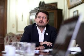 Claudio orrego y karina oliva se quedan con los cupos para competir por el cargo de gobernador de la región metropolitana. Claudio Orrego Confundio A Mia Khalifa Con Estudiante De Medicina