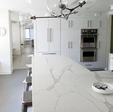 A Celebration In White This Beautiful Ultracraft Kitchen Was Designed By Ralphy At Studio 41 And Is A Great Example White Kitchen Modern Kitchen Modern Design