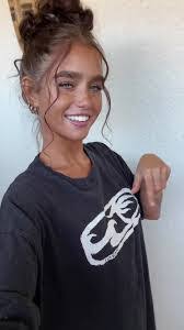 Mandi Tate's Instagram, Twitter & Facebook