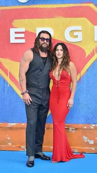 Jason Momoa convirtió el evento para fans en Londres de ‘Supergirl’ en un  asunto de familia. El actor se llevó a sus hijos Nakoa-Wolf y Lola y posó  junto a su novia Adria Arjona. 📸 ¡No olvides sonreír ...