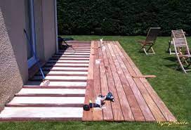 Lambourdage bois sur dalle béton, voire double lambourdage, avec lames de terrasse vissées sur lambourdes ; Terrasse En Palette Sur Dalle Beton Pose Terrasse Bois Terrasse Bois Dalle Terrasse