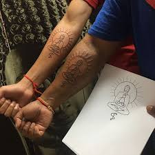 La roue du dharma, ou dharmachakra, est le symbole du dharma. Les 5 Symboles De Tatouages Bouddhistes Les Plus Populaires
