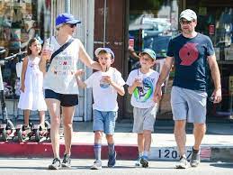 Elizabeth banks says she still feels judged for having had her sons via surrogate, but has found a way of ignoring any negative comments. Elizabeth Banks Photostream Elizabeth Banks Elizabeth Craig Robinson
