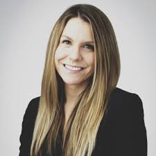 4 Lessons from my leadership time at Trader Joe's: 𝟭. 𝗘𝗺𝗽𝗼𝘄𝗲𝗿  𝗲𝗺𝗽𝗹𝗼𝘆𝗲𝗲𝘀 𝘁𝗼 𝗺𝗮𝗸𝗲 𝗿𝗲𝗮𝗹 𝗱𝗲𝗰𝗶𝘀𝗶𝗼𝗻𝘀 𝘄𝗶𝘁𝗵𝗼𝘂𝘁  𝗽𝗲𝗿𝗺𝗶𝘀𝘀𝗶𝗼𝗻 Customer having a rough day?…