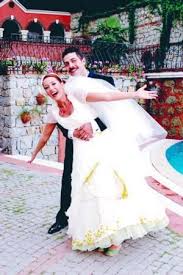 Tanınmakta zorlandı dolunay soysert ve eşi sinan tuzcu, yılbaşı tatili dönüşü havaalanında objektife takıldı. Sinan Tuzcu And Dolunay Soysert Famousfix Com Post
