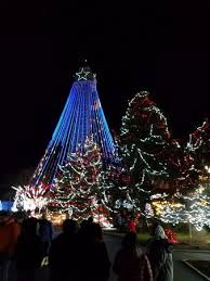 King island christmas, illus by rie munoz. Eiffel Tower Turns Into A Christmas Tree During Winter Fest Picture Of Kings Island Mason Tripadvisor