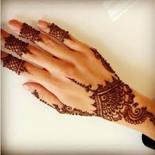 Henna dengan desain yang bersusun. Gambar Henna Posts Facebook