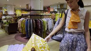 Batik jumputan yang dibuat dengan menggunakan bahan pewarna alami pasti akan memiliki tingkat keawetan dan gradasi warna yang justru sebelum mulai membuat batik jumputan cari tahu dahulu yuk berbagai macam alat dan bahan yang dibutuhkan untuk menunjang proses pembuatannya. Danar Hadi World Danar Hadi Batik