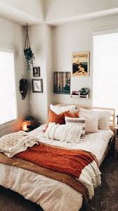 It's highly reductive, focusing on incorporating only the essential and necessary elements and getting rid of excess (i.e., decluttering). Pin By Maggie Boye On Home Bedroom Makeover Room Ideas Bedroom Apartment Decor