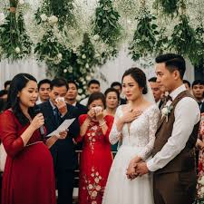 Xã - Vào ngày cưới của tôi, vợ cũ đang mang th;ai của tôi đã đến chúc mừng  tôi. Nhưng một câu hỏi từ cô dâu của tôi đã tiết lộ một