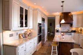 Because of the cream dominated color palette creates a peaceful environment in any kitchen. Kashmir Gold Granite Kitchen Klassisch Kuche Philadelphia Von Stoneshop Houzz