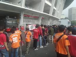 8 mei 2014, persib vs persija bertemu di putaran pertama wilayah barat liga super indonesia di stadion si jalak harupat. Persija Vs Persib Suporter Kehilangan Adik Di Tengah Kericuhan Bola Tempo Co