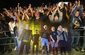 Adonia — mai sus de oameni 04:18. Hai Sus Botosani Zilele Orasului S Au Terminat Cu Mii De Luminite Si Mii De Oameni Sarind In Miez De Noapte La Cornisa Video Galerie Foto Despre Botosaniul Interzis