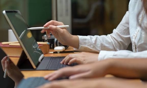 Should employers teach AI skills to workers who'll eventually leave? |  Human Resources Director