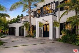 Papa fou de sa fille, johnny hallyday dit oui. Laeticia Hallyday Vend Sa Villa De Los Angeles Pour 15 Millions D Euros Figaro Immobilier