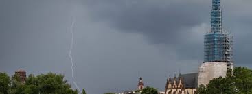 Im waldviertel zieht im bezirk gmünd ein heftiges gewitter durch stellen sie autos, wenn möglich, unter dach. Tlabermbnveqam