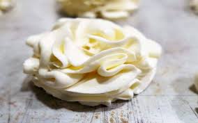 Nella ciotola della planetaria montate lo zucchero a velo con l'olio per 2/3 minuti. Rose Di Frolla Montata Semplicissime Da Fare E Senza Burro