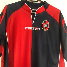 Atalanta benevento bologna cagliari crotone fiorentina genoa hellas verona internazionale juventus lazio milan napoli parma roma sampdoria viale la playa 15 09123 cagliari. Cagliari Calcio Trikot Macron Kaufen Auf Ricardo