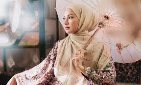 Rasanya baru sahaja pelancaran koleksi tudung jenamanya sendiri uqasha senrose beberapa bulan lalu. Lepas Berjaya Dengan Tudung Neelofa Buka Kafe Signature Pula