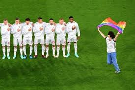 Na edição passada da competição, disputada em portugal em 2004, a seleção da alemanha decepcionou. Ativista Com Bandeira Arco Iris Invade O Jogo Entre Alemanha E Hungria