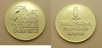 Daher besteht, sofern nicht explizit benannt, kein anspruch auf lieferung eines bestimmten abgebildeten jahrgangs. Brd O J Goldmedaille Fur 25 Jahre Treue Dienste Deutsche Bundesbank Pragefrisch Im Originaletui Ma Shops