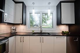 Cuisine moderne blanche et noir les armoires renovation de style classique avec armoires blanches shaker. Cuisine Moderne A Laval Renoassistance Famille Yick