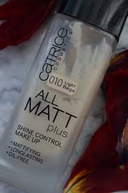 Ja naozaj neviem ako to dokáže, ale proste celý ten koncept makeupu je proste zle. Catrice All Matt Plus Shine Control Make Up Foundation Eine Matte Foundation Die Sich Fur Helle Und Trockene Haut Eignet Testberichte Bewertungen Meinungen
